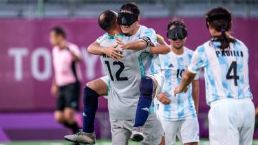 Los Murciélagos festejan uno de los dos goles de la semi ante China. 