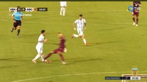 Por un patadón a Messi, Venezuela se quedó con uno menos