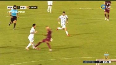 Messi se salvó por poco de sufrir una dura lesión.