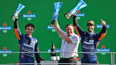El equipo McLaren a pleno en el podio: Zak Brown junto a sus pilotos Daniel Ricciardo y Lando Norris.