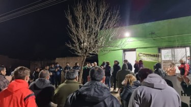 La militancia de JSRN festejó el triunfo frente el local partidario. 
