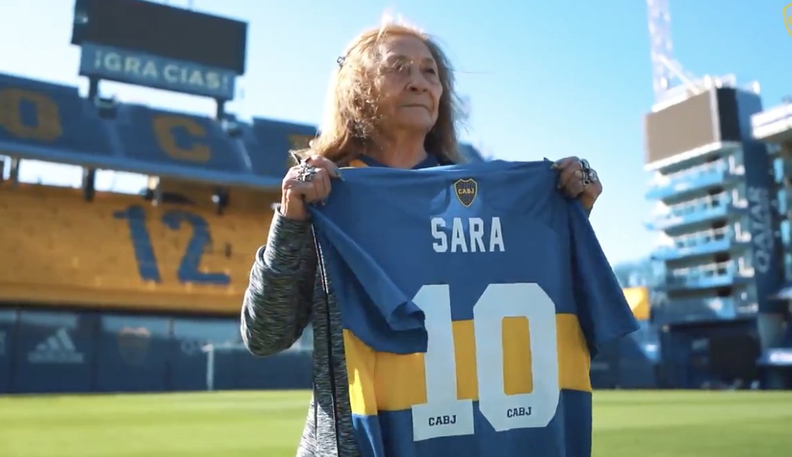 Sara se emocionó al conocer la Bombonera a los 82 años.