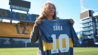 Sara se emocionó al conocer la Bombonera a los 82 años.