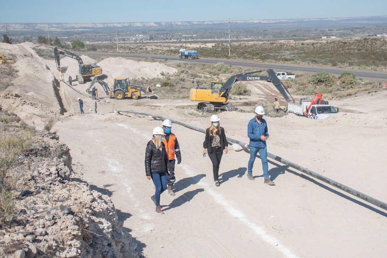 Continúan las obras de extensión de la red de gas en el Parque Industrial II en Roca (Foto Gentileza)