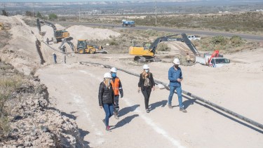 Continúan las obras de extensión de la red de gas en el Parque Industrial II en Roca (Foto Gentileza)
