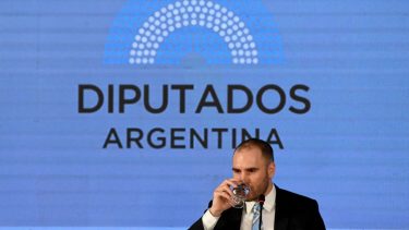 El proyecto de ley que envió Martín Guzmán ingresó al Congreso en tiempo y forma, pero su debate tendrá esperar a que el conflicto interno termine.