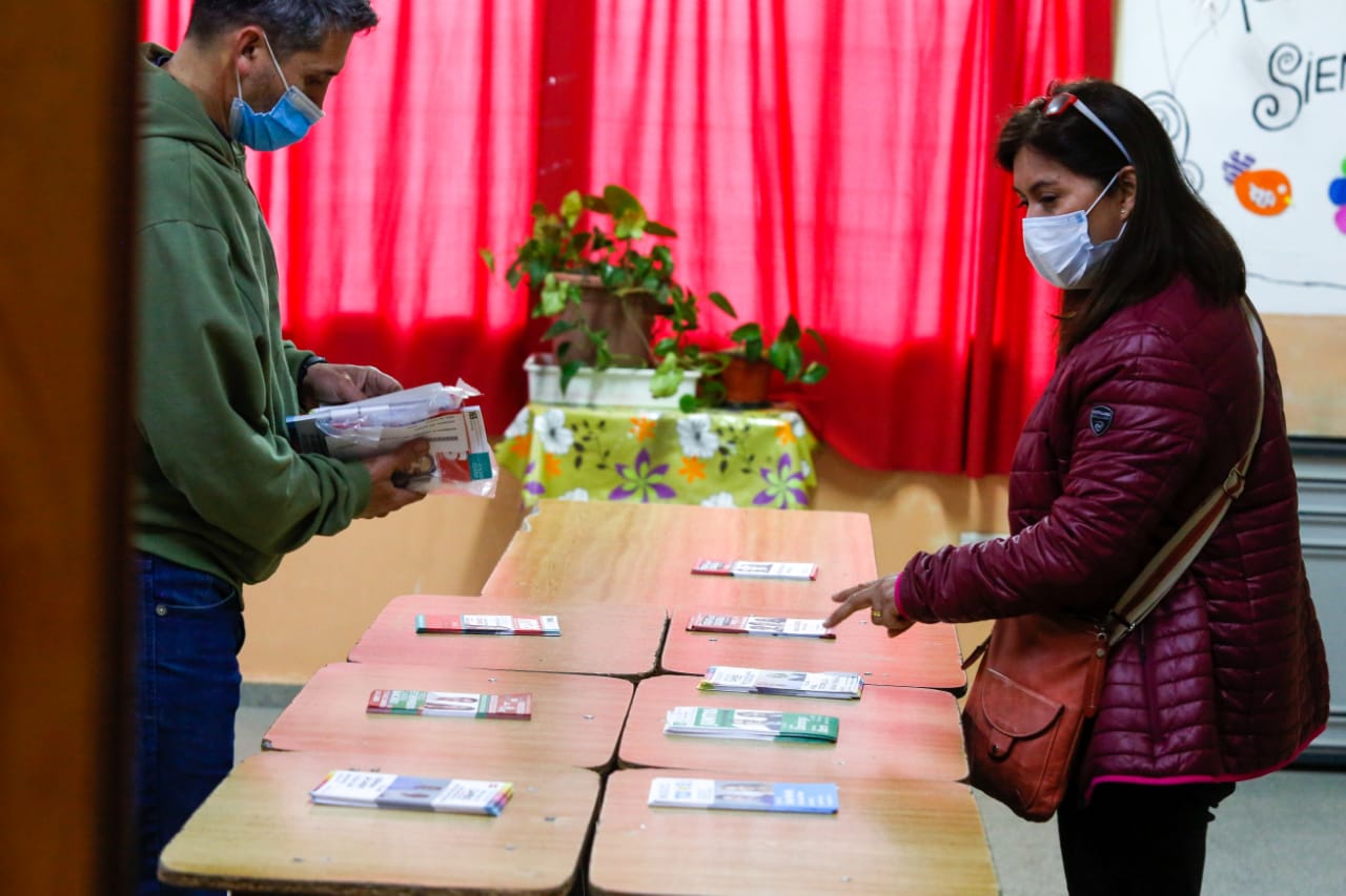 Más de un millón de rionegrinos y neuquinos deberán elegir diputados en noviembre. En las primarias hubo un 8% de votos nulos y blancos en cada provincia. Foto: Juan Thomes