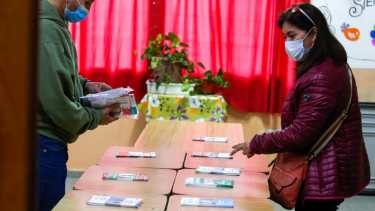 Más de un millón de rionegrinos y neuquinos deberán elegir diputados en noviembre. En las primarias hubo un 8% de votos nulos y blancos en cada provincia. Foto: Juan Thomes