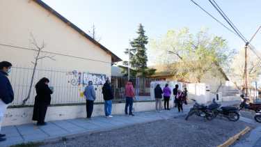 FIlas en la escuela 275 pasadas las 9 de la mañana. Foto: Juan Thomes