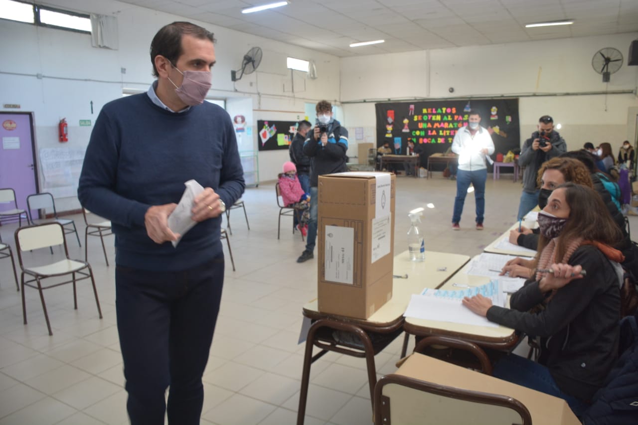 Pablo Cervi, candidato de Cambia Neuquén, votó en la Escuela 207 de la capital provincial. Foto: Yamil Regules.