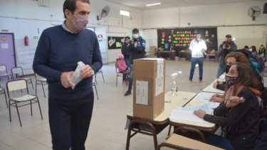Pablo Cervi, candidato de Cambia Neuquén, votó en la Escuela 207 de la capital provincial. Foto: Yamil Regules.