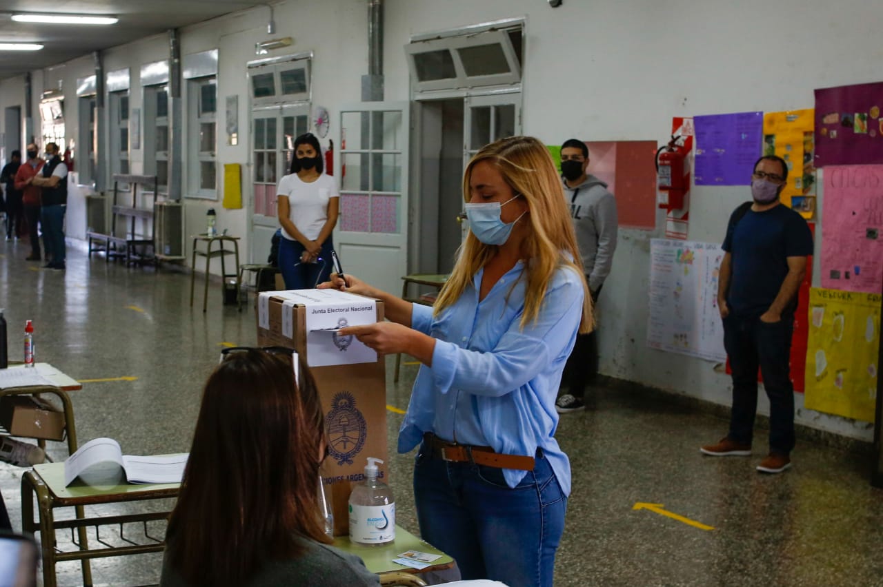 Maria Emilia Soria votó en una escuela rural de Roca. Foto: Juan Thomes