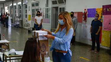 Maria Emilia Soria votó en una escuela rural de Roca. Foto: Juan Thomes
