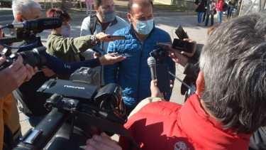 El gobernador votó en la escuela 2 de Neuquén. (Yamil Regules)