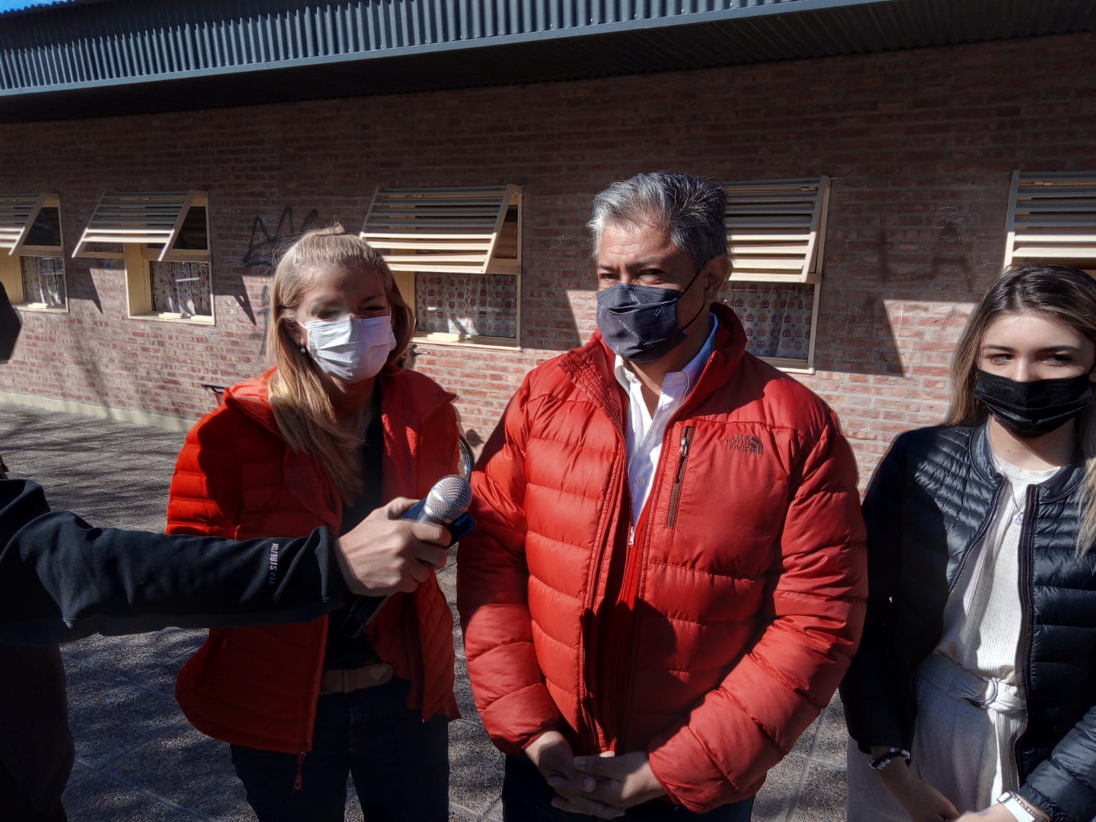 Rolando Figueroa fue a votar acompañado de su hija y de su compañera de fórmula Luciana Ortiz Luna. (Oscar Livera)