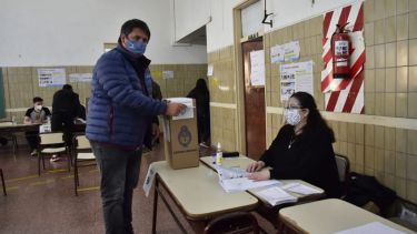El intendente de Neuquén capital votó en las PASO y recordó el aniversario de la ciudad.Foto Yamil Regules