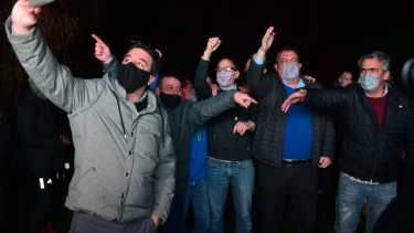 Domingo, dirigentes y militantes de Juntos festejaron en Bariloche. El exministro de Economía de la provincia dijo que esperan sumar adhesiones para las generales. (Foto: Chino Leiva)