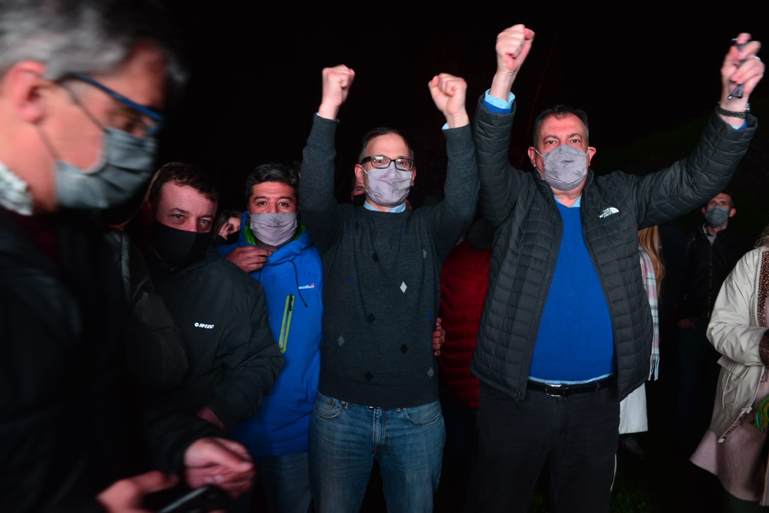 Agustín Domingo con puños arriba, celebra su triunfo en Bariloche y en toda la provincia. Foto: Chino Leiva