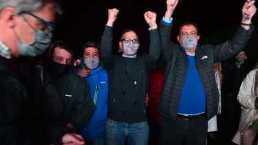 Agustín Domingo con puños arriba, celebra su triunfo en Bariloche y en toda la provincia. Foto: Chino Leiva