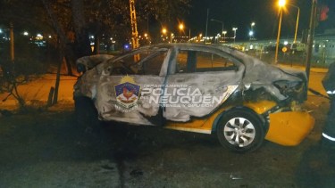 Una conductora tuvo que ser rescatada por personal de bomberos de Neuquén. Foto: Gentileza 