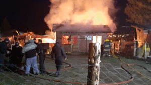 Bariloche: un incendio destruyó una vivienda y detuvieron a un hombre