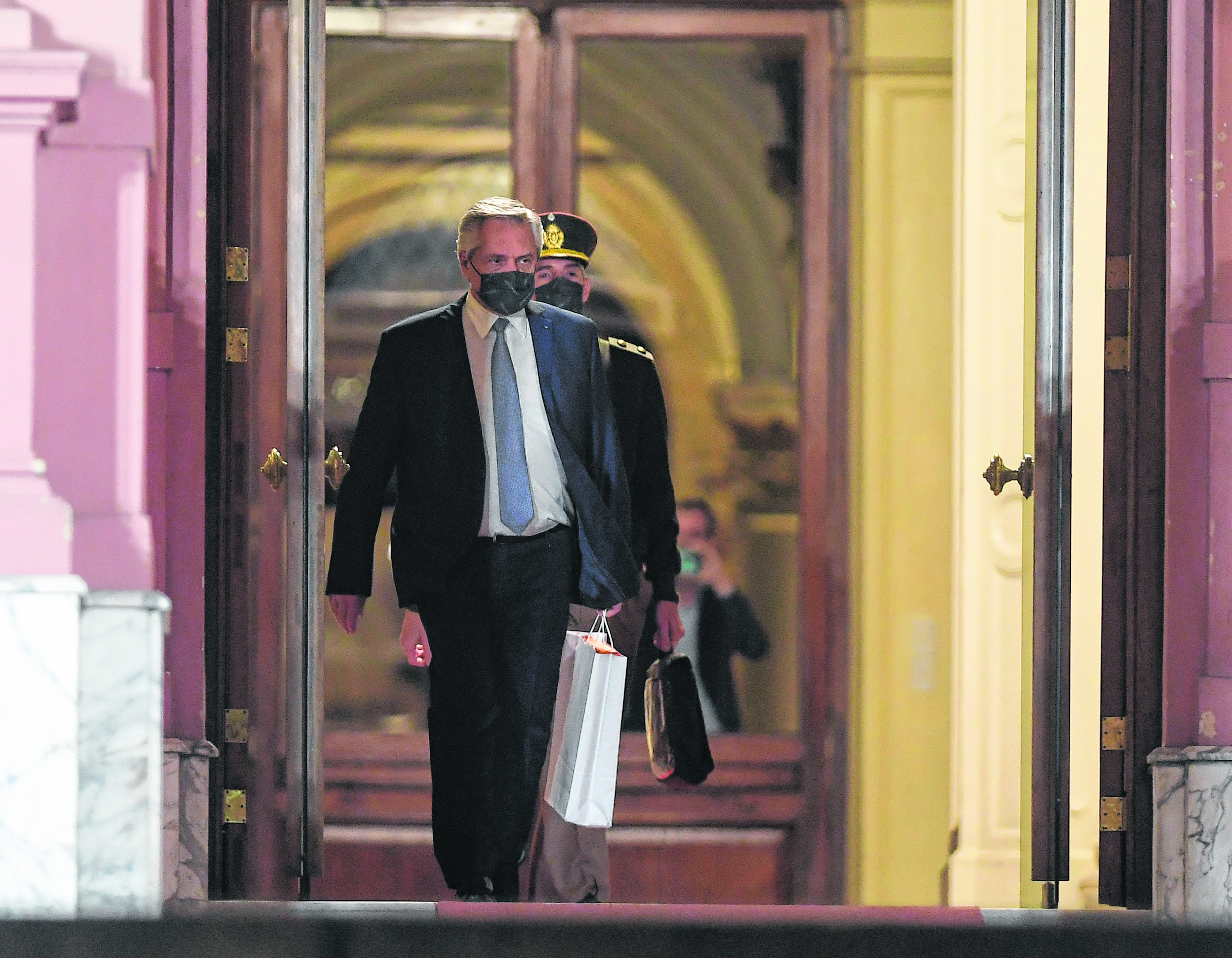 El presidente, se retira anoche de la Casa Rosada tras anunciar al nuevo gabinete.