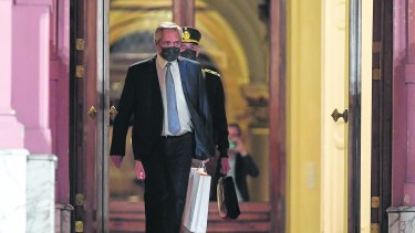 El presidente, se retira anoche de la Casa Rosada tras anunciar al nuevo gabinete.