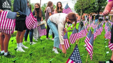  En esta zona ya empezaron los homenajes a las víctimas. Hoy esperan al presidente Biden.