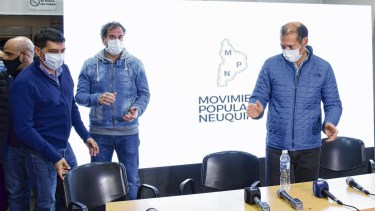 La mayoría de los funcionarios del gabinete de Omar Gutiérrez evitaron la foto de la derrota en la Junta de Gobierno del MPN. Foto: Florencia Salto