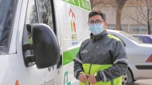 Imagen de Elías, el chofer de ambulancia de Roca que ayudó a salvar vidas en pandemia