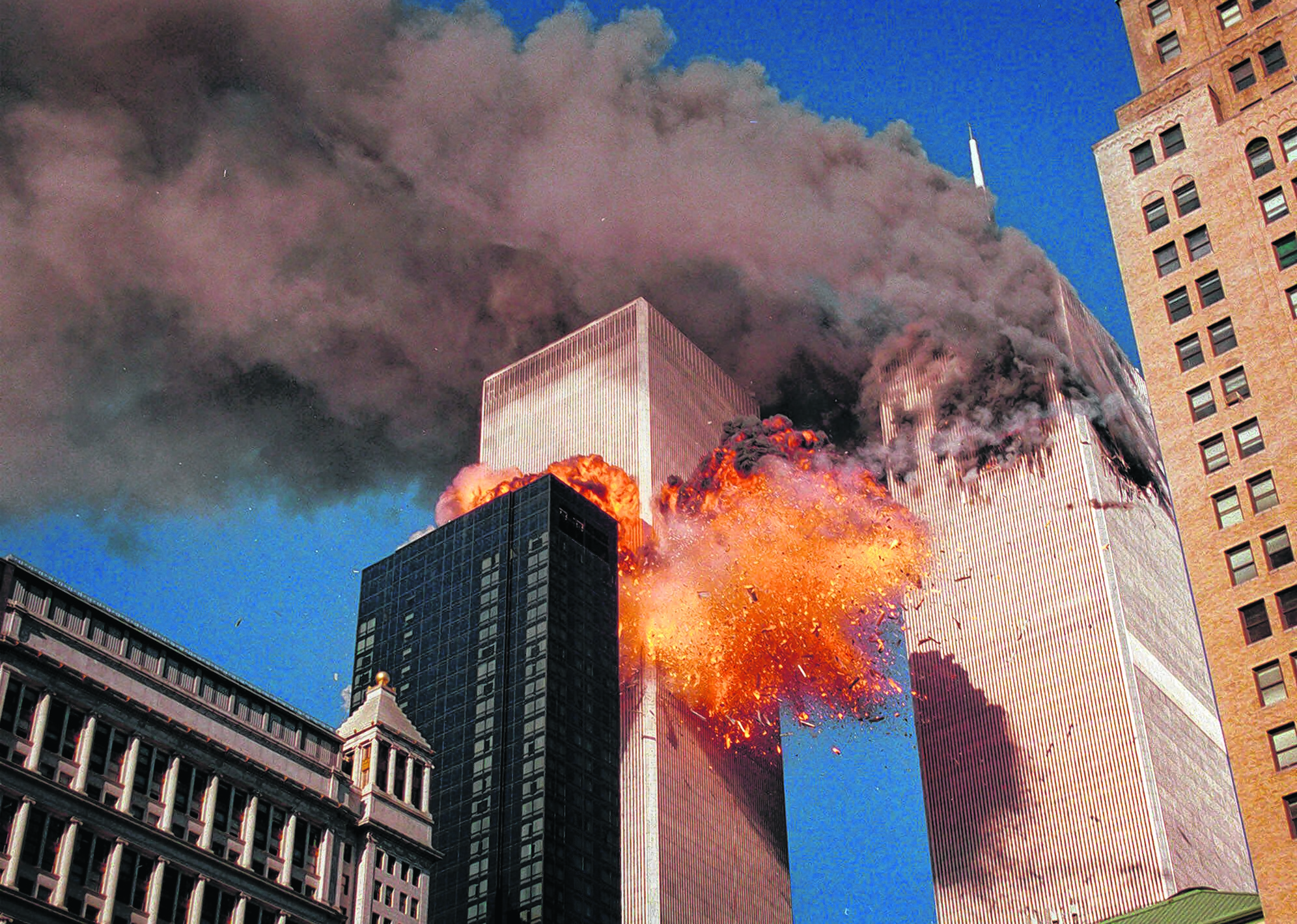  El momento de una de las explosiones en el World Trade Center (AP Photo/Chao Soi Cheong)