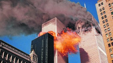  El momento de una de las explosiones en el World Trade Center (AP Photo/Chao Soi Cheong)