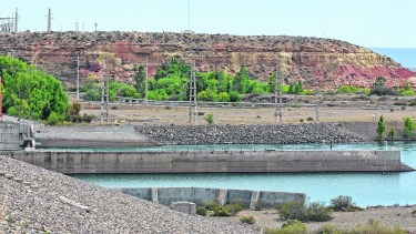 Se controla, por ejemplo, la presencia de algas, como la cianobacterias Dolichospermum, en Arroyito y Mari Menuco para dar aviso a las plantas potabilizadoras. 