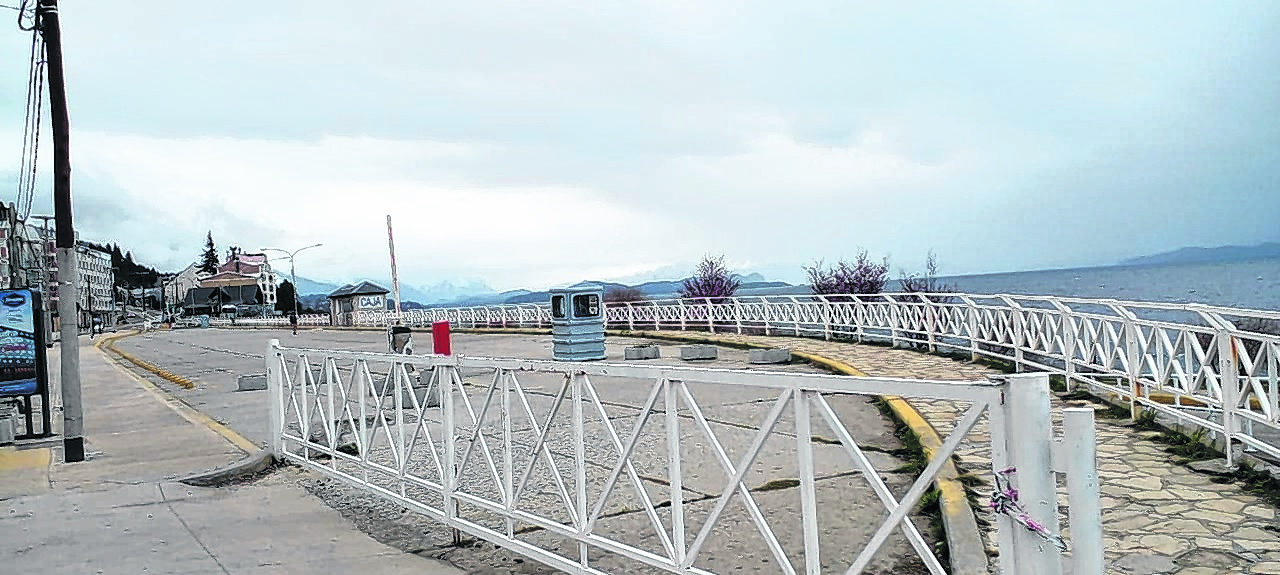 Bariloche concesionó el estacionamiento de la Costanera a un privado. La oposición quiere que se integre al sistema medido. Foto: archivo