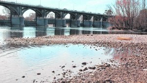 Por la ola de calor, las altas represas de Río Negro y Neuquén perdieron hasta 3 metros de agua