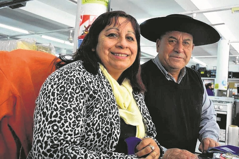 El matrimonio fue el creador del grupo de cueca “Tradiciones Chilenas” que se posiciona como referente de su colectividad. Foto: Cesar Izza 
