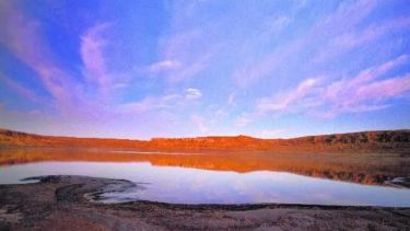 La laguna Azul, de la Meseta del Somuncura, donde aseguran que se oye a la tropilla del Señor de las Aguas. 