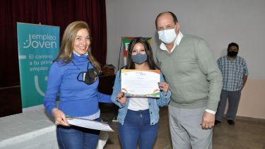 El intendente Carlos Toro junto a la presidente de FundAsis, Andrea Marín, le entregan en certificado a una de las participantes. Foto: José Mellado.  