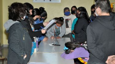 Padres y docentes firmaron una nota que presentarán durante esta mañana a Educación. Foto: José Mellado. 