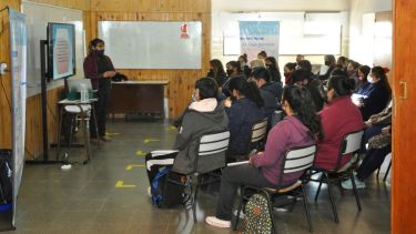 Daiana Parra dicta el curso básico de Bromatología para 60 inscriptos. Foto: José Mellado. 