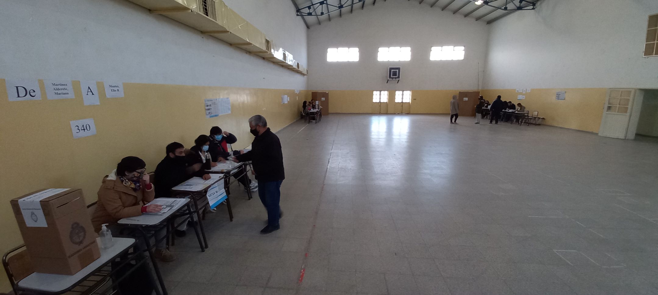 Una escasa concurrencia a votar se nota durante la mañana en Jacobacci. Foto: José Mellado. 