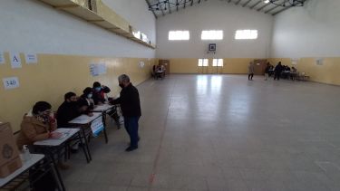 Una escasa concurrencia a votar se nota durante la mañana en Jacobacci. Foto: José Mellado. 