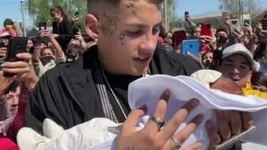 Una caravana acompañó al artista. 
