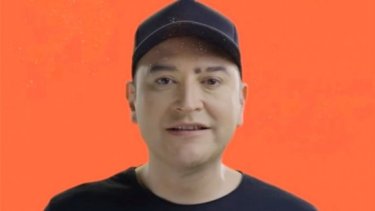 Con sangre en el rostro, Leo García denunció un ataque homofóbico. 