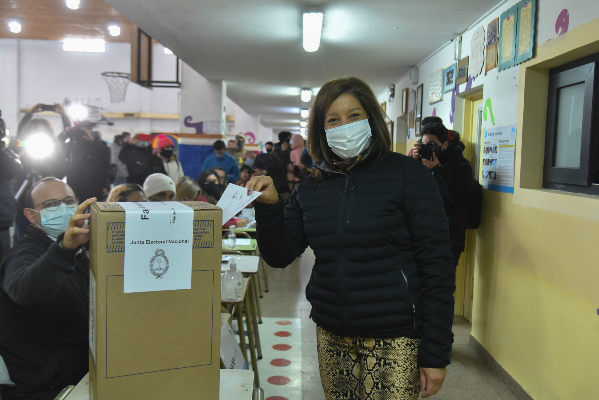 La gobernadora Arabela Carreras votó en la Escuela 321 de la zona oeste de Bariloche y anunció que viaja a la capital provincial a esperar los resultados. Foto: Chino Leiva