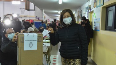 La gobernadora Arabela Carreras votó en la Escuela 321 de la zona oeste de Bariloche y anunció que viaja a la capital provincial a esperar los resultados. Foto: Chino Leiva