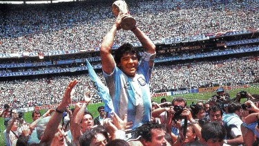 Día de gloria, Diego Armando Maradona levanta la Copa del Mundo en México 86. Esta es la imagen que encontró el argentino en un pub de un pequeño pueblo sueco.