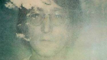 La foto de la portada de "Imagine" fue tomada por Yoko Ono y no por Andy Warhol, como suele creerse.