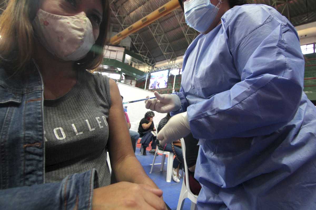 El gobernador pidió que se completen los esquemas de vacunación. Hay 87.000 personas en Neuquén, que no lo hicieron. (Archivo Oscar Livera).-