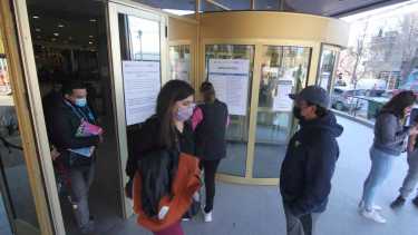 El barbijo sigue siendo obligatorio al aire libre, al menos, hasta el viernes 1 de octubre. (Archivo Oscar Livera).-